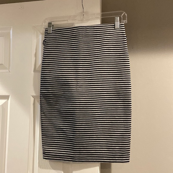 Low Price Like new bodycon skirt - Picture 1 of 3